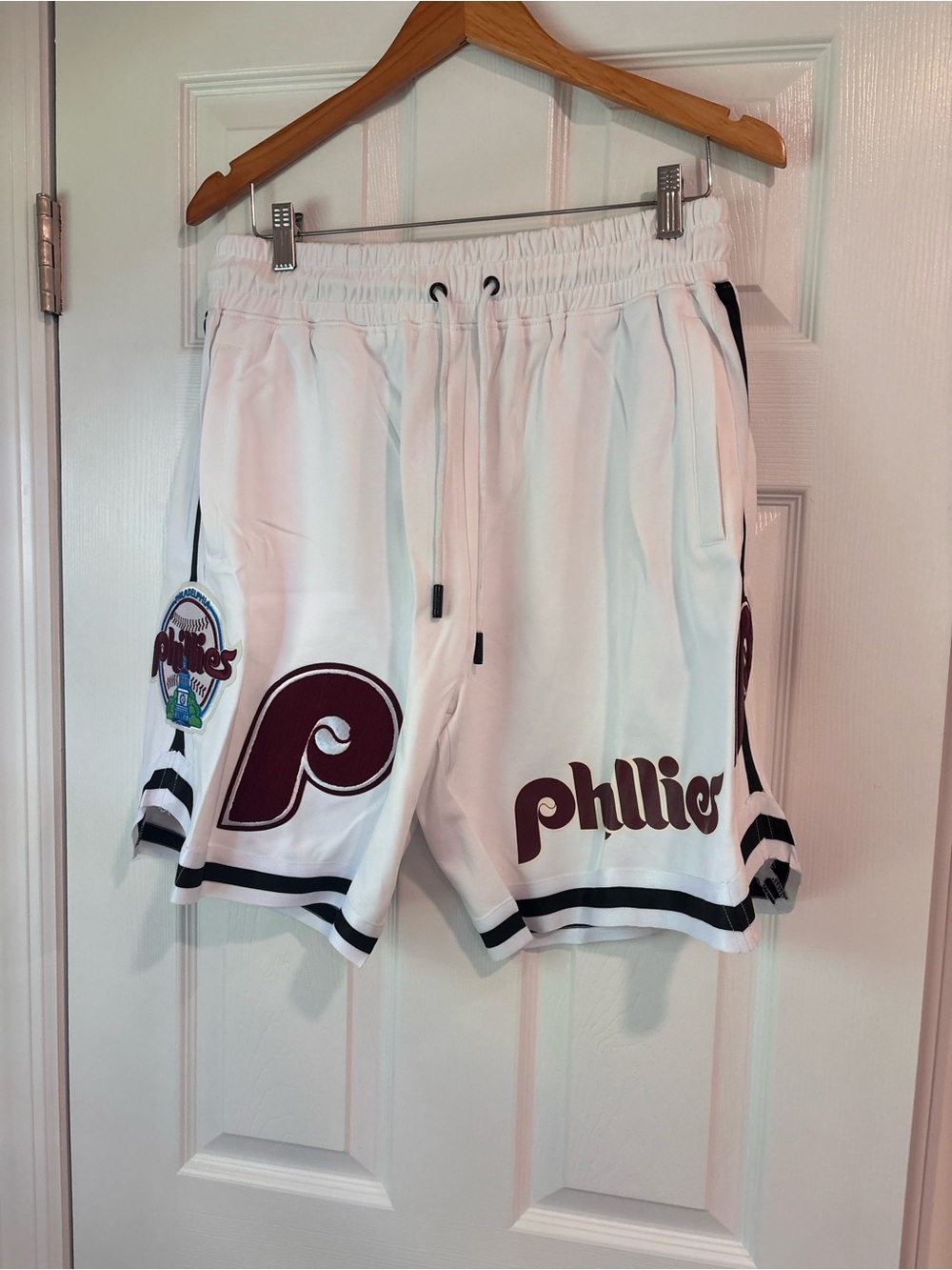 Phillies Pro Standard men's shorts size large NWT